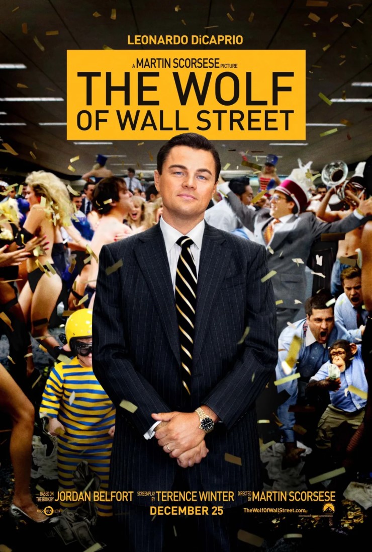Cartaz de divulgação do filme O Lobo de Wall Street, com o ator Leonardo diCaprio em primeiro plano, vestindo um terno escuro, à frente de funcionários da empresa em festa. 