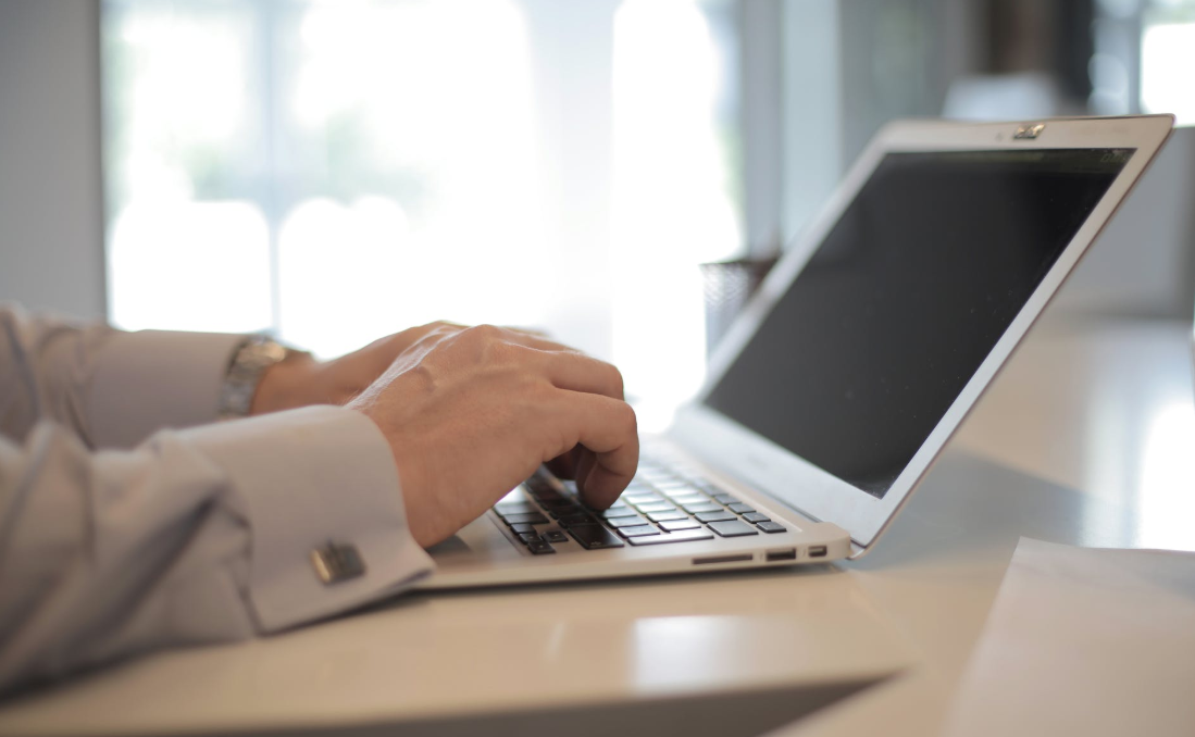 integração: imagem de um homem utilizando notebook em sua estação de trabalho