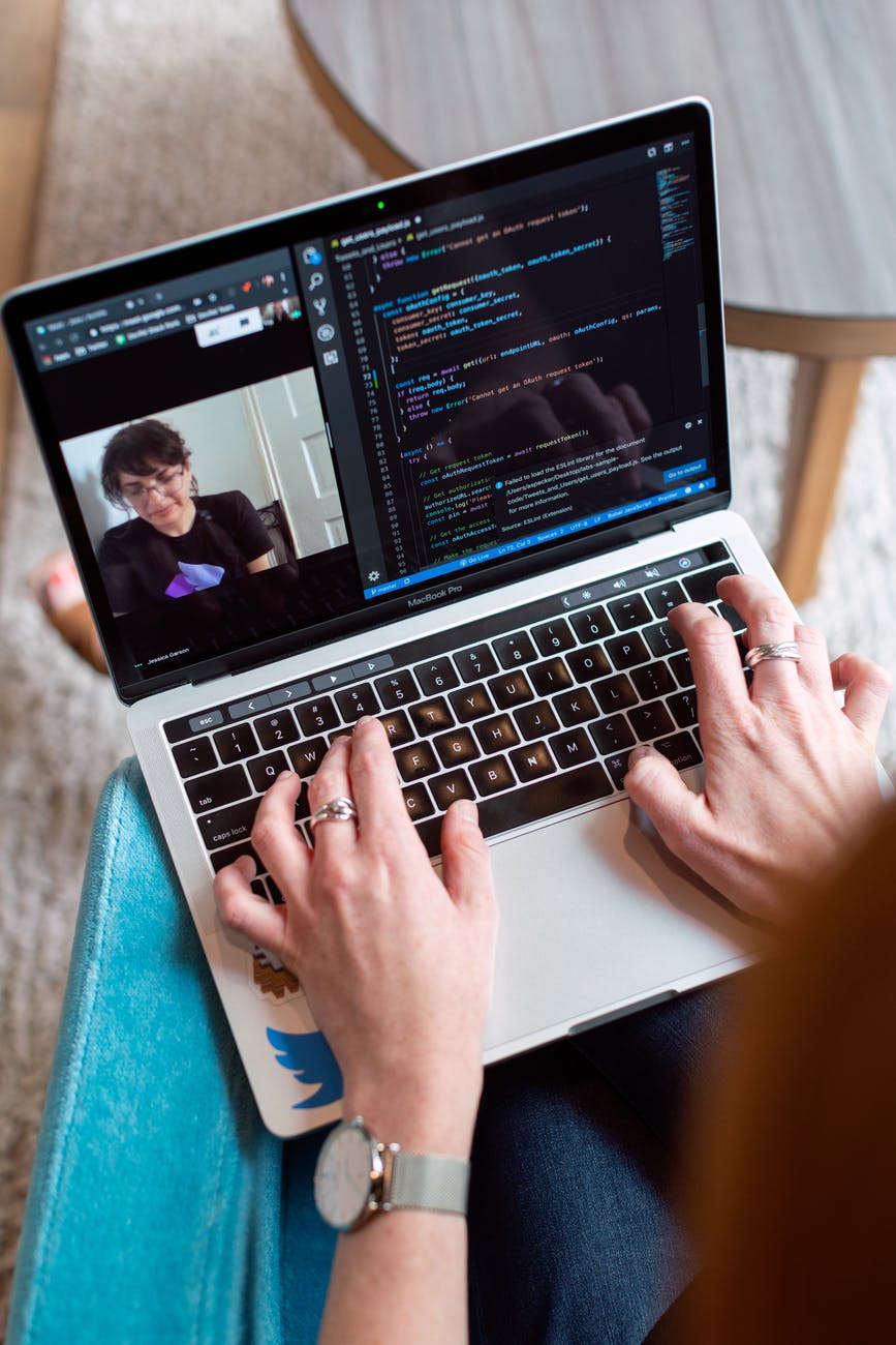 trabalho remoto: imagem das mãos de uma pessoa com um notebook no colo, fazendo uma videochamada